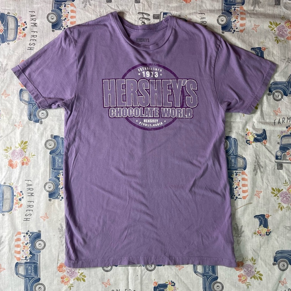 Hershey’s “Chocolate World” Established 1973 Graphic Tee – Size Small (NWOT)